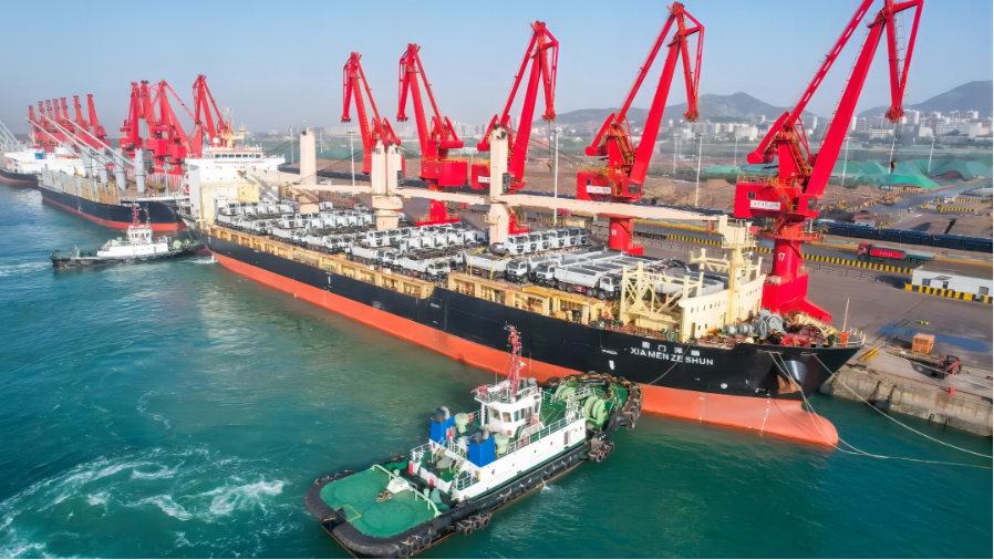 助力中國制造“鏈”達全球！450輛高端重卡從日照港揚帆出海