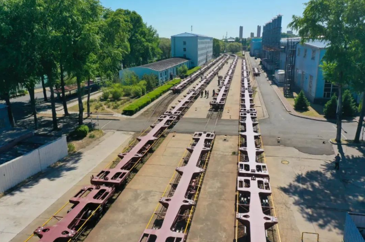 集中交付500輛！新一代集裝箱專用平車批量下線