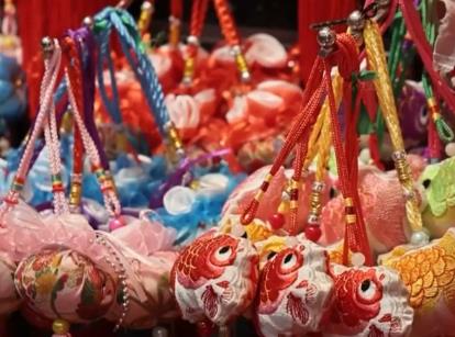 龍舟經(jīng)濟(jì)、國風(fēng)元素產(chǎn)品“增色添彩” 端午節(jié)將至消費(fèi)市場“火”力全開