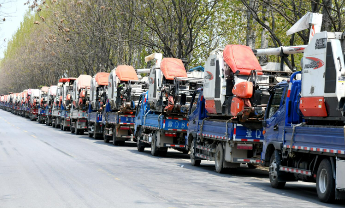 兩部門(mén)加強(qiáng)“三夏”跨區(qū)農(nóng)機(jī)運(yùn)輸通行服務(wù)保障