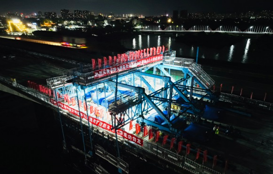 長(zhǎng)深高速新豐江大橋成功合龍