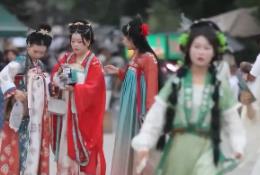 歷史是底氣！著華服、綰青絲、點(diǎn)朱丹……文化“穿”在百姓身上