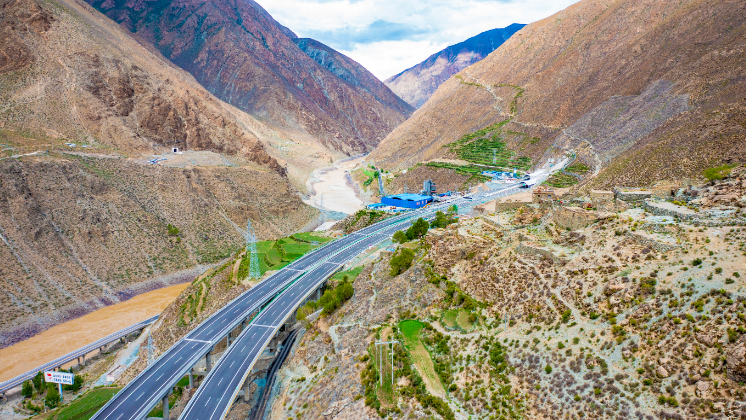 再添雪域大通道！拉日高速通車運(yùn)營