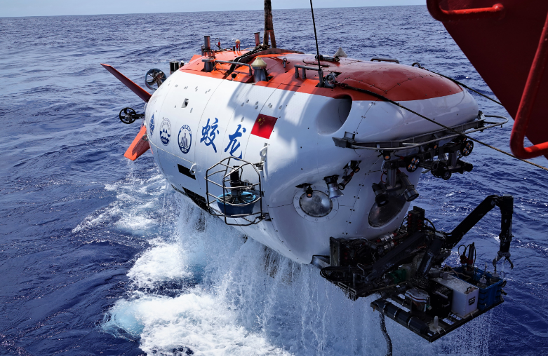 順利完成三百潛！“蛟龍?zhí)枴闭蔑@中國深潛實力