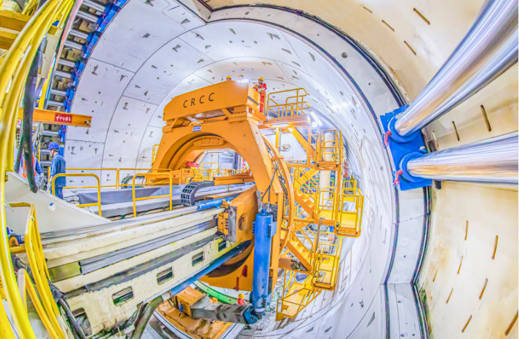 打破世界紀(jì)錄！中國高鐵盾構(gòu)隧道抵達(dá)海底106米