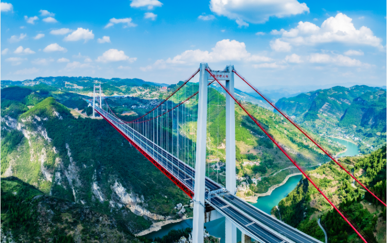 世界首座高低塔采用無樁基礎設計大跨度懸索橋桐梓河特大橋通車