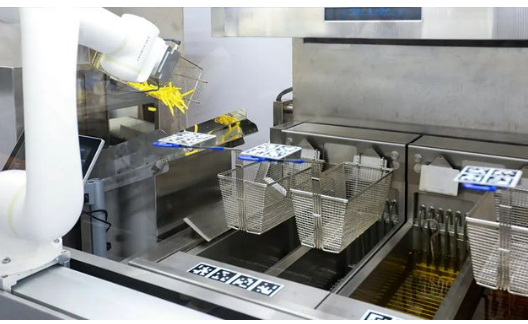 餐飲界迎智能時(shí)代 機(jī)器人大廚持證上崗，影響幾何