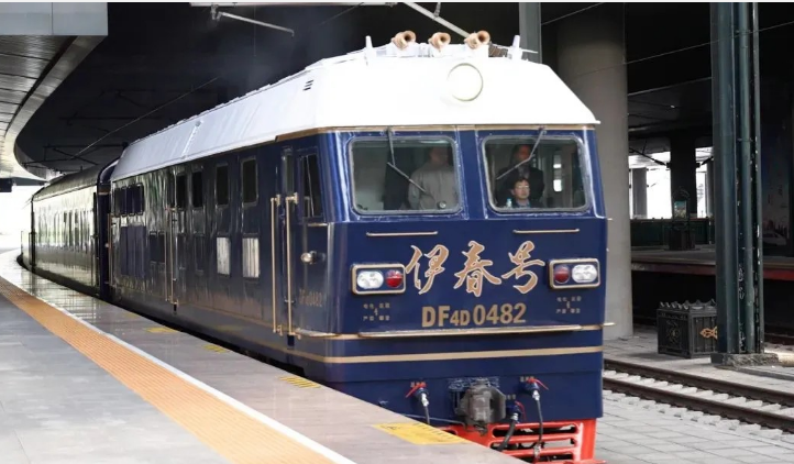 中國(guó)中車“伊春號(hào)”高端旅游列車首發(fā)試運(yùn)營(yíng)
