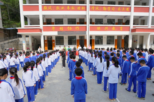 ?；ＭW(xué)：愛心匯聚 點(diǎn)亮鄉(xiāng)村教育之光