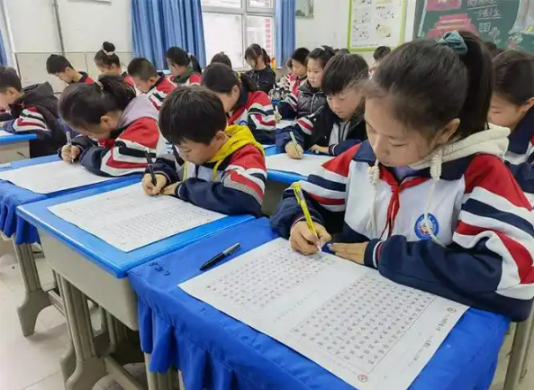 教育部就《關于進一步加強中小學規(guī)范漢字書寫教育的通知》答記者問