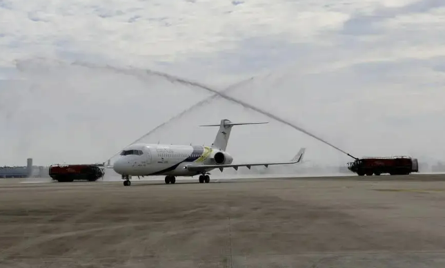 中國自主研發(fā)的支線飛機ARJ21最長商業(yè)航線首航成功