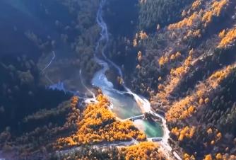 彩林與雪山同框 賞葉正當(dāng)時(shí) 一起“云游”神州大地俯瞰壯麗山河