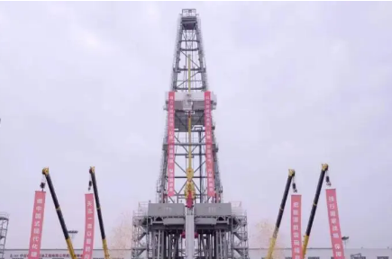 我國(guó)首臺(tái)自主研制的1.2萬(wàn)米深智鉆機(jī)成功交付