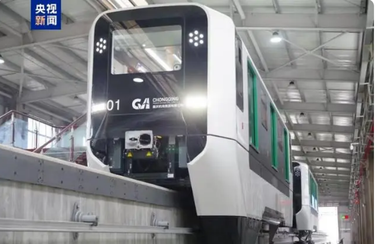 全球首列機(jī)場(chǎng)跨坐式單軌列車下線