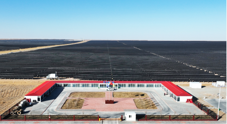 內(nèi)蒙古華電騰格里“沙戈荒”大型風(fēng)電光伏基地并網(wǎng)發(fā)電