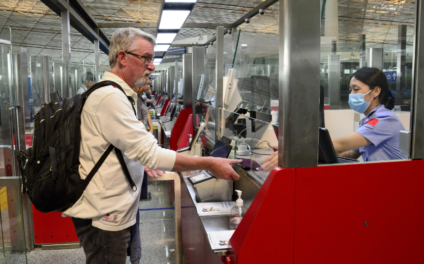 國(guó)際人士積極評(píng)價(jià)中國(guó)全面放寬優(yōu)化過境免簽政策