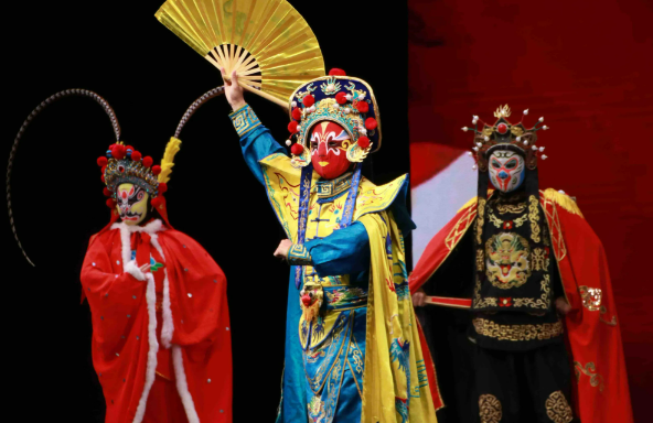 國潮元素?zé)ㄐ聜鹘y(tǒng)川劇