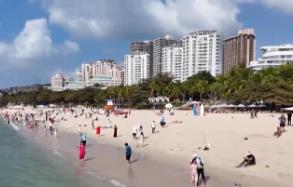 “免簽效應(yīng)”帶旺入境游 外國(guó)游客“打卡”體驗(yàn)中華文化魅力