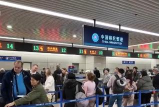 “中國(guó)游”熱度持續(xù)高漲 外國(guó)游客爭(zhēng)相體驗(yàn)中國(guó)文化