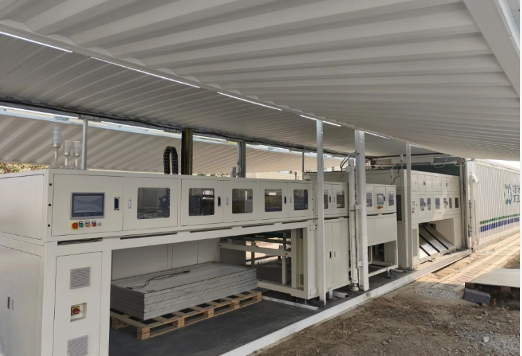 萬噸級集裝箱式廢舊光伏組件智能回收示范線建成運行