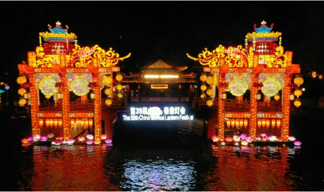 當(dāng)無人機(jī)、全息影像“擁抱”非遺燈會(huì)