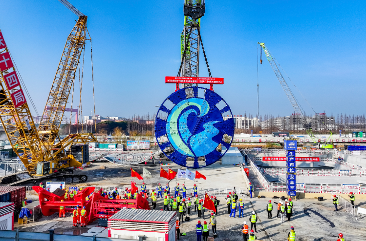 海太長江隧道“江海號”盾構(gòu)機刀盤下井