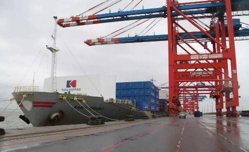 “中歐快航”直達(dá)航線首航貨輪抵達(dá)德國威廉港