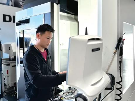 00后世界技能大賽金牌選手共話技能報國