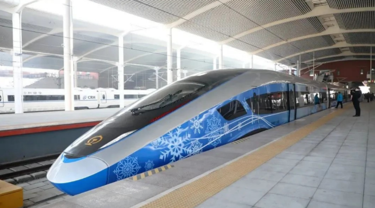 “瑞雪迎春”復(fù)興號(hào)智能動(dòng)車組亮相哈爾濱