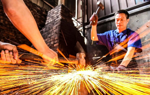 從“粗打鐵”到“細(xì)打磨”，“菜刀小鎮(zhèn)”鍛打出200億元大產(chǎn)業(yè)