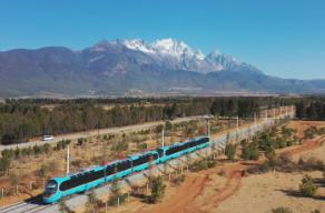 方便、快捷、舒適 麗江首條觀光火車線路正式開通運營