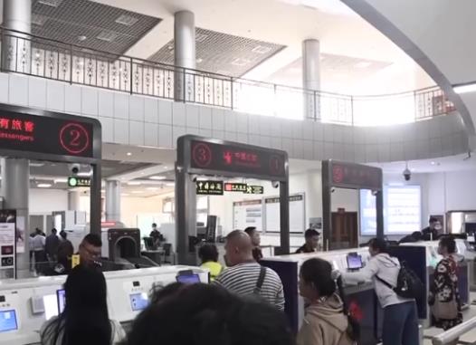 首個(gè)東盟國(guó)家免簽旅游團(tuán)入境 中國(guó)東盟互聯(lián)互通實(shí)現(xiàn)“加速度”