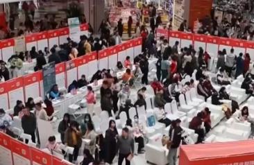 招聘會(huì)供需兩旺 “深度提問+智能分析”AI助力企業(yè)與求職者高效對接