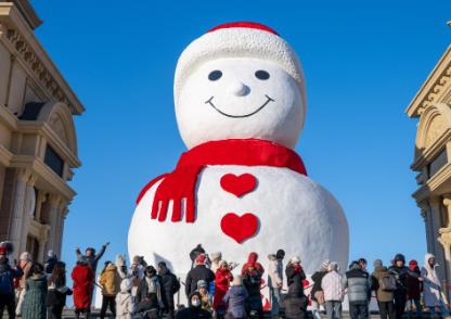 “年假”模式開啟！哈爾濱“網(wǎng)紅”大雪人與游客告別