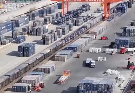 春耕物資加緊生產(chǎn) 鐵路運(yùn)輸高效暢通 多方發(fā)力打通農(nóng)資供應(yīng)“最后一公里”