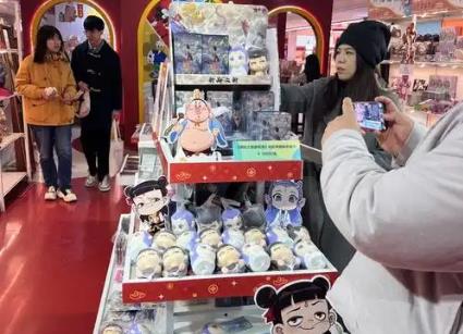 《哪吒2》已超百億票房 電影衍生品開(kāi)啟新賽道