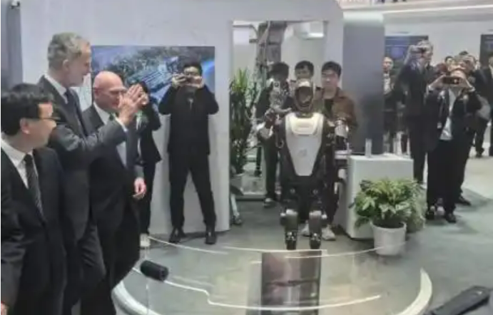 中國移動(dòng)、華為、樂聚聯(lián)合發(fā)布全球首款 5G-A 人形機(jī)器人