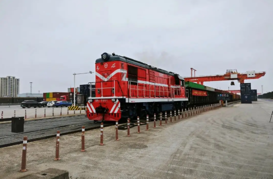 國內(nèi)首條業(yè)務量突破“100萬箱”海鐵聯(lián)運線路在舟山港誕生