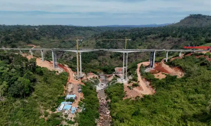 中國路橋承建的柬埔寨“第一高橋”成功合龍