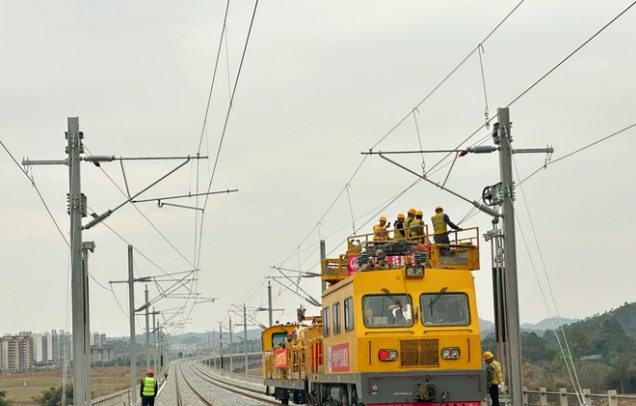南憑高鐵崇憑段開始架設(shè)接觸網(wǎng)導(dǎo)線 全線今年內(nèi)開通運(yùn)營(yíng)