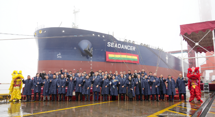 中國(guó)船舶外高橋造船建造的11.4萬噸阿芙拉型成品油船命名“海洋舞者”號(hào)