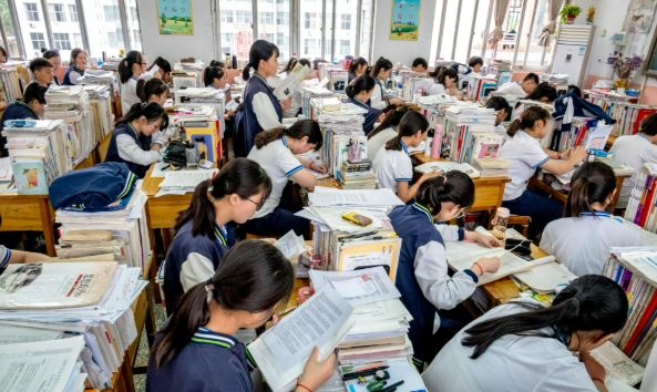 多地逐步推進(jìn)高中雙休制度 “把周末雙休還給學(xué)生”為何引爭(zhēng)議？