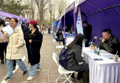 北京高校春招現(xiàn)場(chǎng)觀察：“AI+”崗位增加 人才需求漸旺