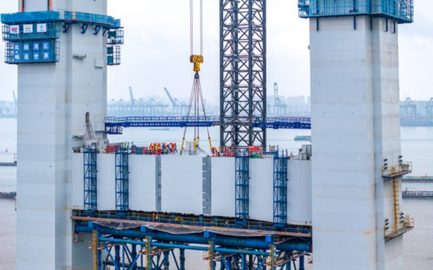 空中“穿針”！世界最高雙層懸索橋完成首道鋼橫梁架設