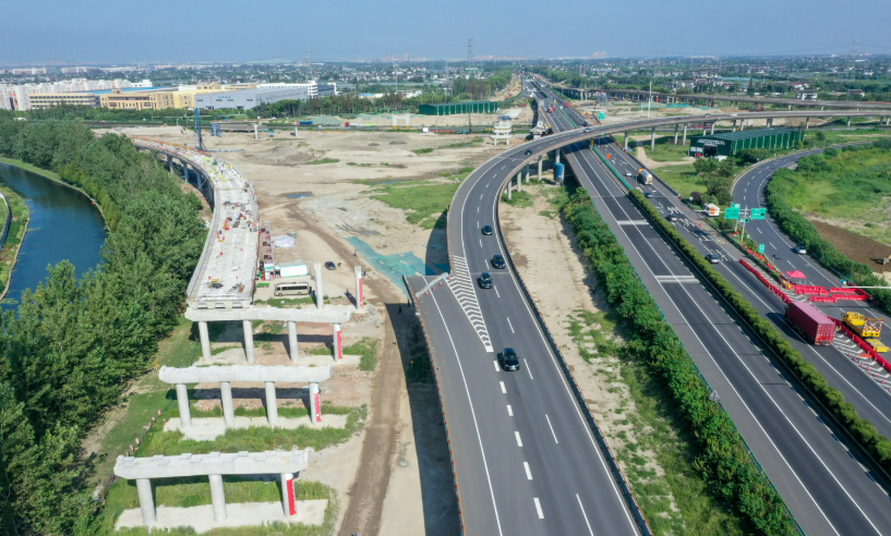 加快完善沿江干線公路網絡