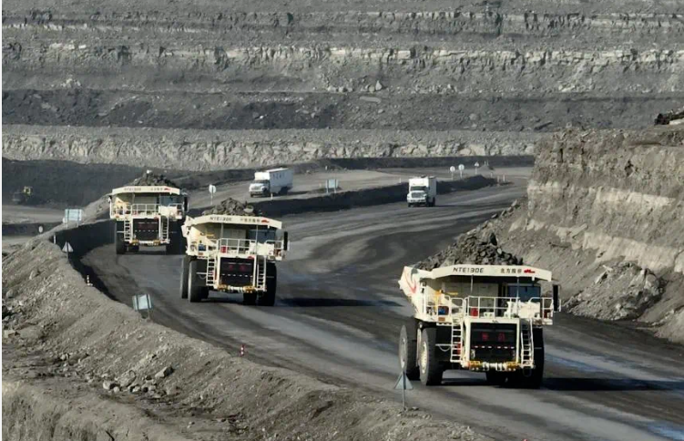 北方股份自主研發(fā)的電動輪礦卡實現(xiàn)規(guī)?；瘧?yīng)用