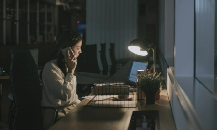 8小時(shí)之外“休而不息”，勞動(dòng)者離線權(quán)如何保護(hù)?