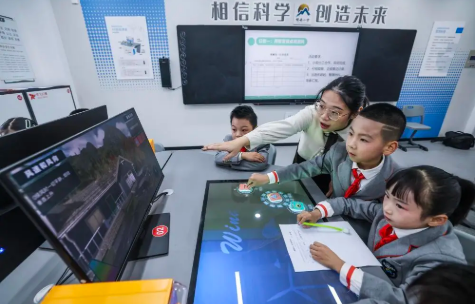 和機(jī)器狗賽跑、在科考船上課 這些中小學(xué)科學(xué)課太酷啦！