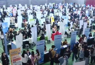 “精準(zhǔn)匹配+AI政策解答+免費(fèi)住宿” 貼心服務(wù)“護(hù)航”高校畢業(yè)生更好就業(yè)