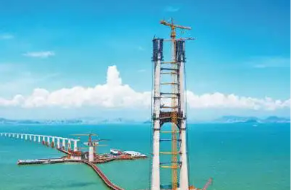 打樁、筑塔、吊裝……造橋有“神器” 穿云又越海